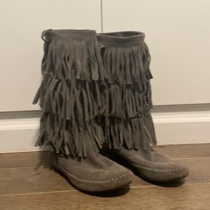 LC suede moccasin fringe boots